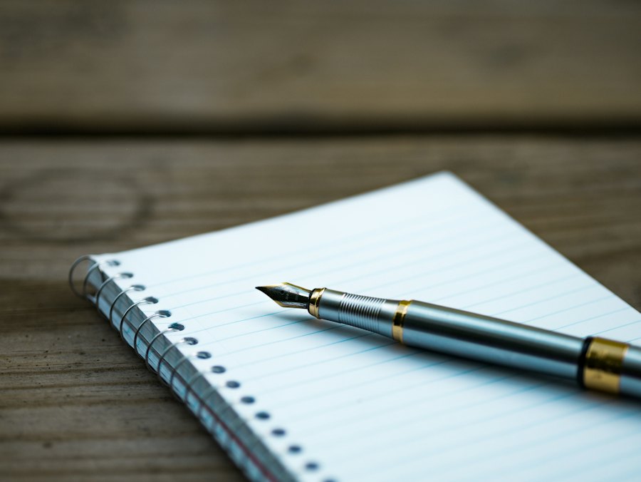 Una pluma estilográfica sobre un cuaderno abierto